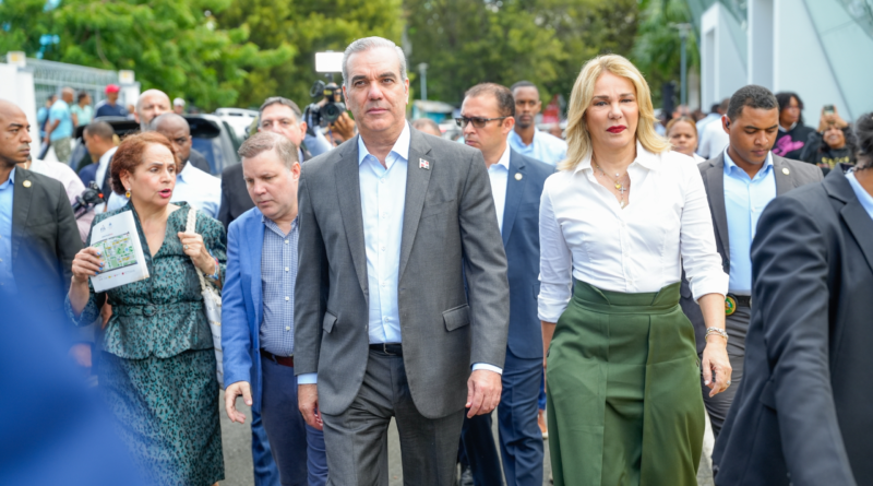 Presidente Abinader recorre la Feria del Libro 2024 y condecora a Rhina Espaillat