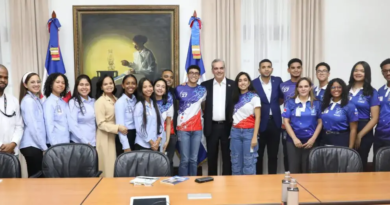 Presidente Abinader recibe estudiantes universitarios y de nivel secundario que participan en concurso NASA