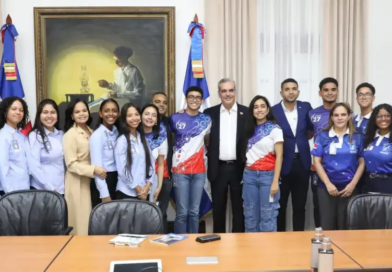 Presidente Abinader recibe estudiantes universitarios y de nivel secundario que participan en concurso NASA