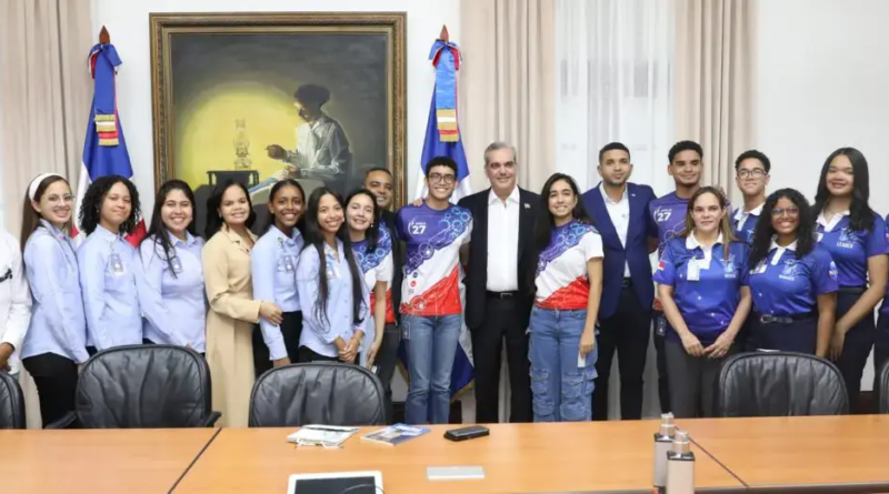 Presidente Abinader recibe estudiantes universitarios y de nivel secundario que participan en concurso NASA